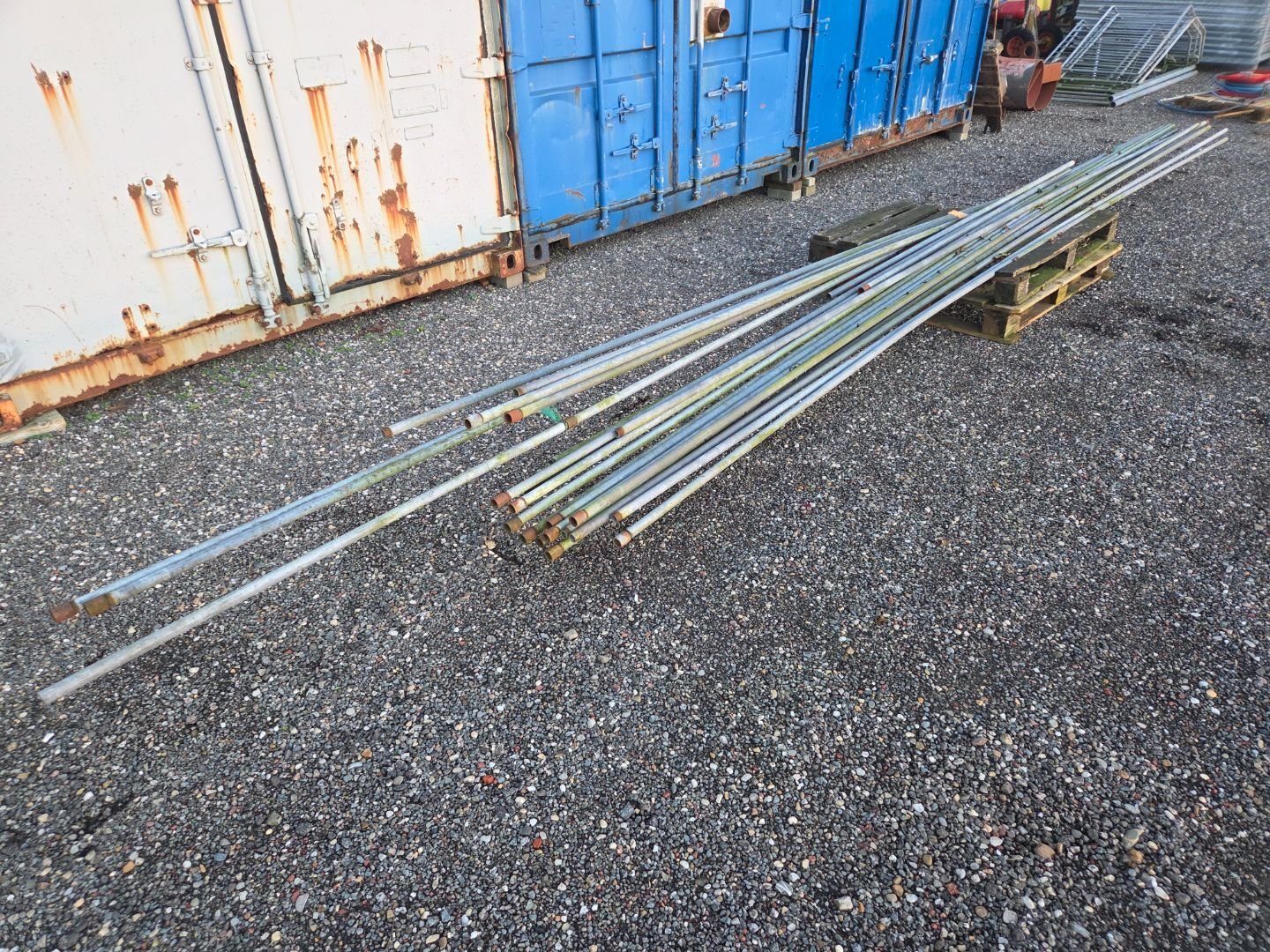 Partij metalen buizen