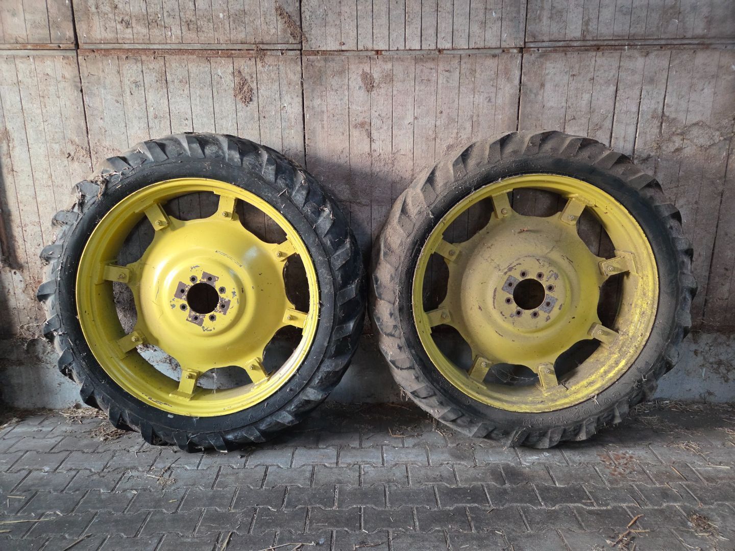 John Deere 12.4-42 wielen