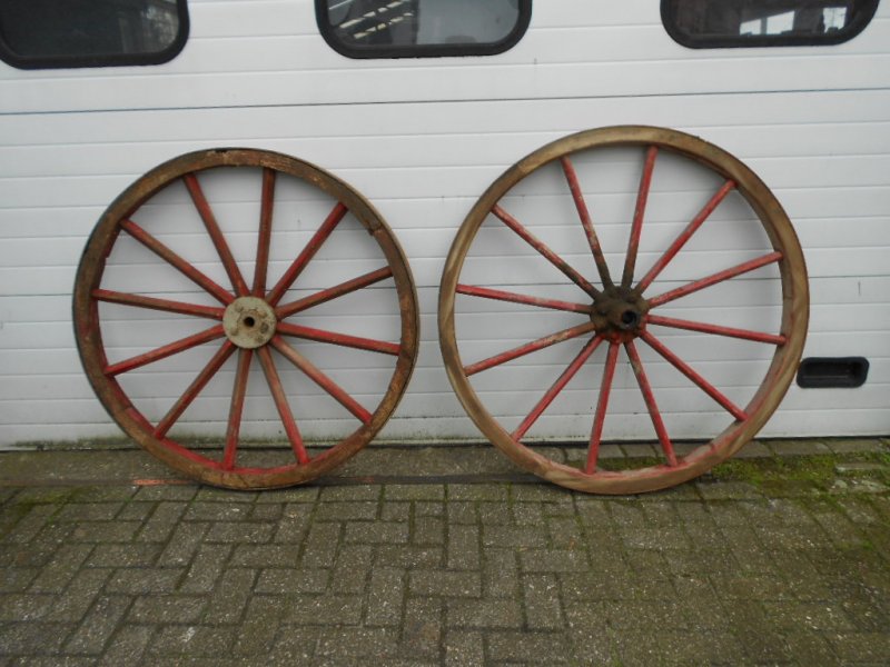 2 houten wielen Markveiling.nl