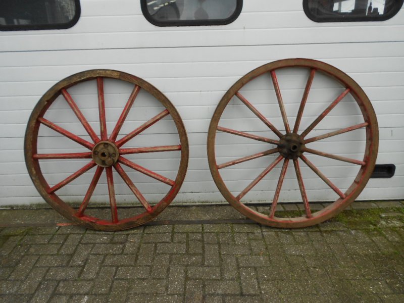 2 houten wielen Markveiling.nl